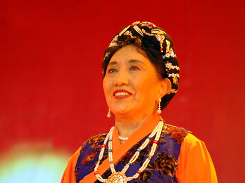 《翻身农奴把歌唱》是藏族歌手才旦卓玛唱出的