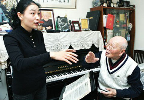 > 上音为马革顺祝寿 七位高徒奉上音乐贺礼 王海灵在恩师的指导下练习