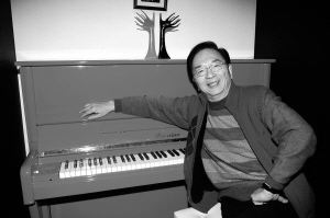 早年,他即师从于父亲陈歌辛和匈牙利钢琴家瓦拉学习作曲和钢琴.