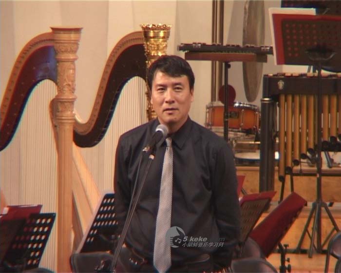 5月26日晚,2009北京现代音乐节闭幕式音乐会暨首届中国艺术院校作曲学生辩论赛颁奖仪式在中央音乐学院音乐厅隆重举行。 掌声响起。舞台上获奖学生明媚的笑容令观众回想起他们在赛场上意气风发的精彩对抗。 北京现代音乐节艺术总监叶小纲 中央音乐学院院长王次炤 主持人李邵晟 首届中国艺术院校作曲学生辩论赛让人们欣喜地看到中国新生代作曲家的光明未来。这些音乐象牙塔里的梓梓学子们,已然不仅仅归属于简单意义上的艺术阶层,他们兼有的社会力、文化力,以及多样性的知识背景,也让艺术院校成为我国人文环境国际化进展的当然