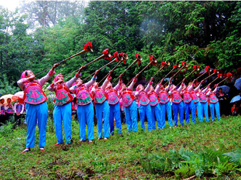 【音乐百科】彝族婚礼上的过山号和唢呐声--钢