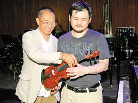 为青年演奏家李传韵制作小提琴