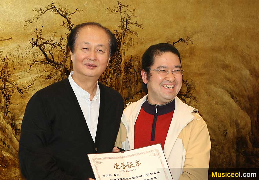 中国音协主席赵季平为著名二胡表演艺术家刘光宇颁发评委荣誉证书