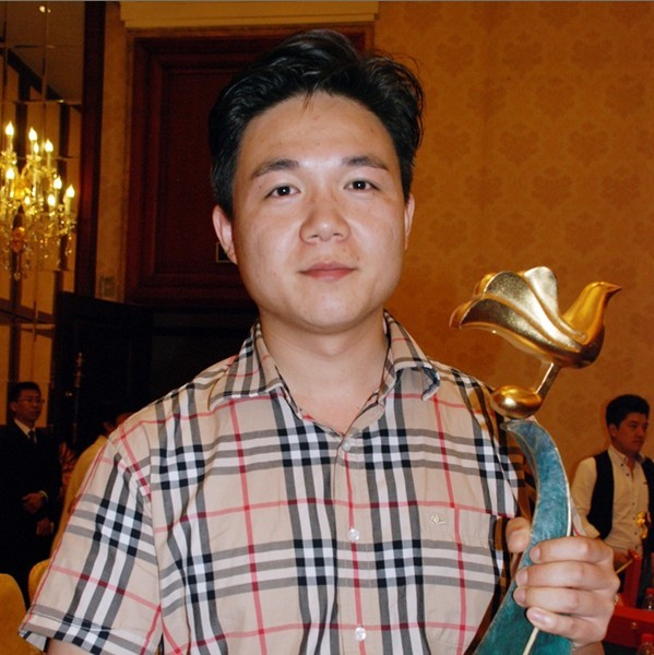 哈尔滨新闻网记者 赵亮摄   来自解放军总政治部歌剧团的王传越可以算