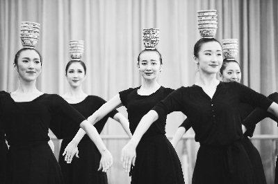 东方演艺集团《中国的脚步》专场舞蹈晚会将上