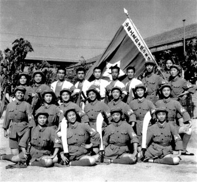 1970年，北京煤气热力公司宣传队参加《红色娘子军》二场国庆演出.jpg
