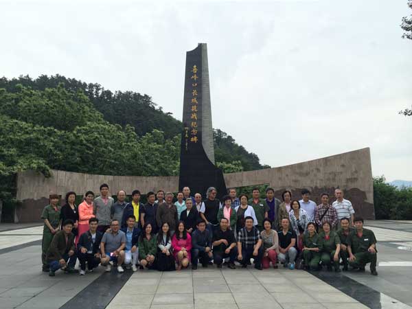 全体采风团成员在喜峰口长城纪念碑前合影留念.jpg 全体采风团成员在喜峰口长城纪念碑前合影留念.jpg