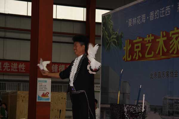 阿龙表演魔术.jpg 阿龙表演魔术.jpg