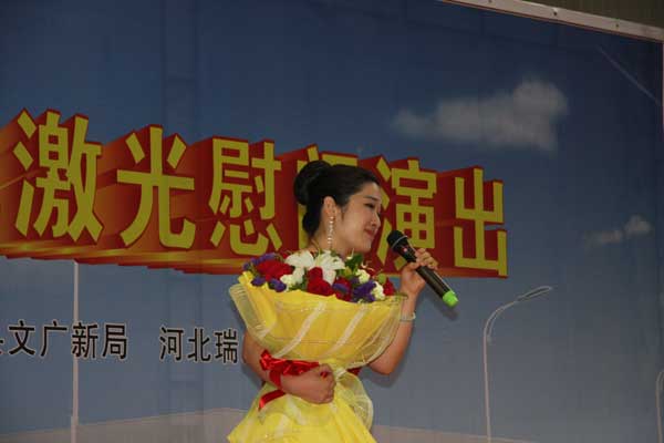 女高音歌手刘迪演唱《蓝色爱情海》.jpg 女高音歌手刘迪演唱《蓝色爱情海》.jpg