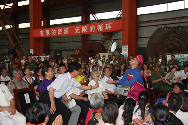 杂技家康师傅与观众亲密互动.jpg 杂技家康师傅与观众亲密互动.jpg