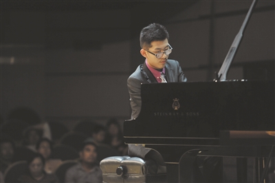 李凯轩在演奏钢琴.jpg