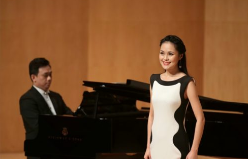 第十届中国音乐金钟奖民族唱法金奖获得者龚爽演唱《挑着好日子山过山
