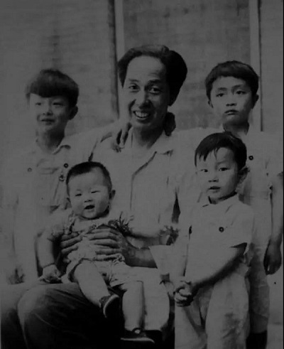 1950年赵季平（后左）兄弟四人和父亲赵望云合影.jpg