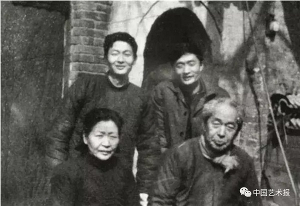1972年，赵季平和三哥赵振川与父亲母亲合影.jpg