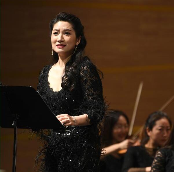 12月26日,女中音董芳在交响音乐会《敦煌·慈悲颂》上演唱.